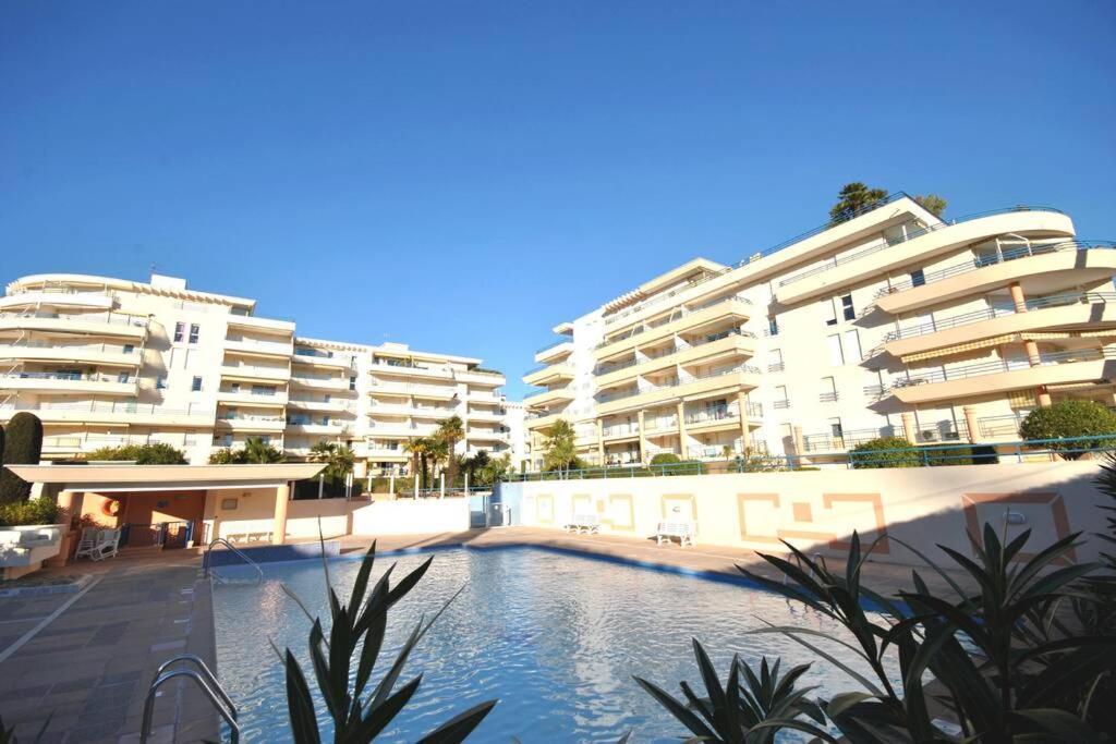 Fréjus T2 Climatise A 5 Minutes A Pied De La Plage Avec Parking, Piscine Et Wifi מראה חיצוני תמונה